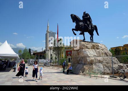 Skanderbeg Monument, Reiterstatue Skenderbej, albanischer Nationalheld Skanderbeg, Skanderbeg Square, Tirana, Albanien Stockfoto