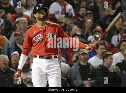 Boston, Usa. Oktober 2021. Der Shortstop der Boston Red Sox Xander Bogaerts reagiert, nachdem er am Dienstag, den 19. Oktober 2021, im Fenway Park in Boston, Massachusetts, im siebten Inning des MLB ALCS gegen die Houston Astros in Spiel vier aufging. Foto von John Angelillo/UPI Credit: UPI/Alamy Live News Stockfoto