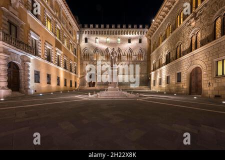 Piazza Salimbeni mit Palazzo Salimbeni, Sitz der Banca Monte dei Paschi di Siena, Denkmal der Sallustio Bandini, Siena, Toskana, Italien Stockfoto