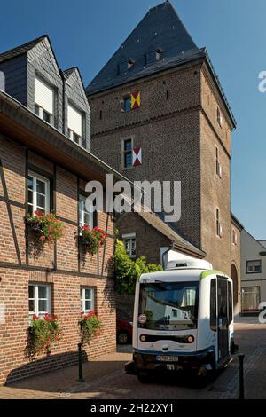 Schelmenturm mit autonomem Bus, Monheim am Rhein, Bergisches Land, Nordrhein-Westfalen, Deutschland Stockfoto