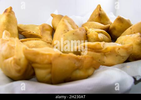 Ein vegetarisches Samosas gefüllt mit Kartoffeln und grüner Erbse. Indische spezielle traditionelle Street Food Stockfoto