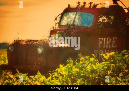 Ein antiker amerikanischer LaFrance Feuerwehrwagen der 40er Jahre sitzt auf einem Feld auf dem Highway 98, 16. Oktober 2021, in Fairhope, Alabama. Stockfoto