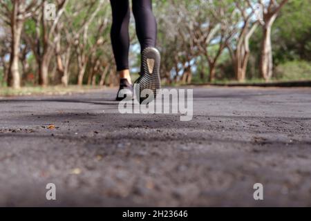 Nahaufnahme von schwarzen Laufschuhen. bali Forest Stockfoto