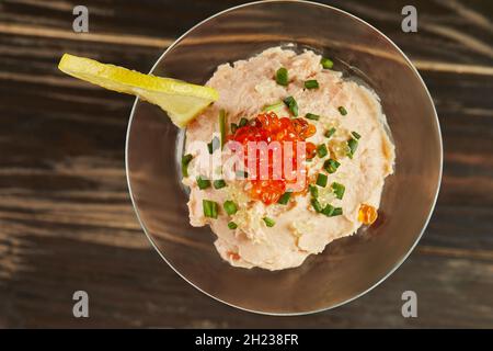 Geräucherter Lachsmousse mit rotem Kaviar im martiniglas. Französische Gourmetküche Stockfoto