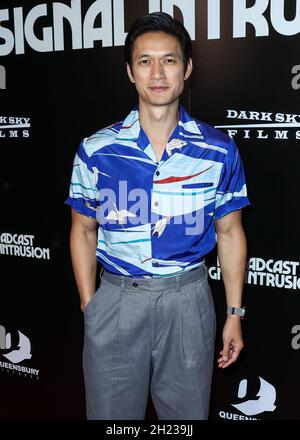 Westwood, Usa. Oktober 2021. WESTWOOD, LOS ANGELES, KALIFORNIEN, USA - 19. OKTOBER: Der Schauspieler Harry Shum Jr. kommt bei der Los Angeles Premiere von Dark Sky Films und Queensbury Picles' 'Broadcast Signal Intrusion', die am 19. Oktober 2021 im IPIC Westwood Theatre in Westwood, Los Angeles, Kalifornien, USA, stattfand. (Foto: Xavier Collin/Image Press Agency/Sipa USA) Quelle: SIPA USA/Alamy Live News Stockfoto