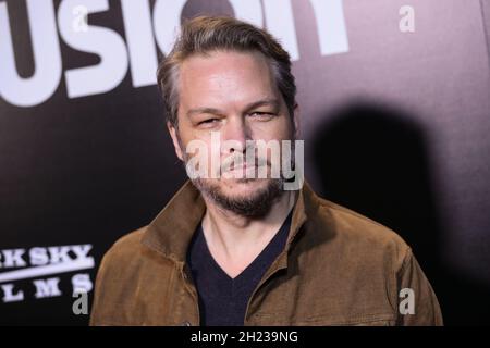 Westwood, Usa. Oktober 2021. WESTWOOD, LOS ANGELES, KALIFORNIEN, USA - 19. OKTOBER: Regisseur Jacob Gentry kommt bei der Los Angeles Premiere von Dark Sky Films und Queensbury Picles' 'Broadcast Signal Intrusion', die am 19. Oktober 2021 im IPIC Westwood Theatre in Westwood, Los Angeles, Kalifornien, USA, stattfand. (Foto: Xavier Collin/Image Press Agency/Sipa USA) Quelle: SIPA USA/Alamy Live News Stockfoto