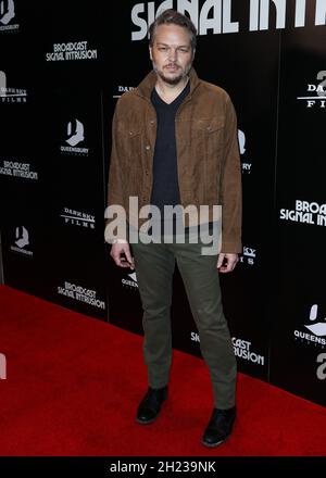 Westwood, Usa. Oktober 2021. WESTWOOD, LOS ANGELES, KALIFORNIEN, USA - 19. OKTOBER: Regisseur Jacob Gentry kommt bei der Los Angeles Premiere von Dark Sky Films und Queensbury Picles' 'Broadcast Signal Intrusion', die am 19. Oktober 2021 im IPIC Westwood Theatre in Westwood, Los Angeles, Kalifornien, USA, stattfand. (Foto: Xavier Collin/Image Press Agency/Sipa USA) Quelle: SIPA USA/Alamy Live News Stockfoto