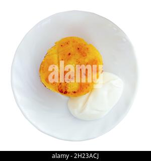 Russische Syrniki, Käsepfannkuchen mit saurer Rahm Stockfoto