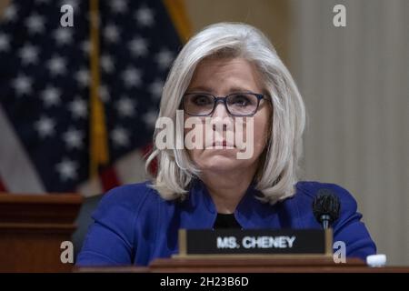 Liz Cheney (Republikanerin von Wyoming), stellvertretende Vorsitzende des US-Repräsentantenhauses, um den Angriff auf das US-Kapitol am 6. Januar zu untersuchen, Hört zu, wie sich der mit der Untersuchung des Anschlags auf das Kapitol am 6. Januar beauftragte Wahlausschuss des Repräsentantenhauses am Dienstag, den 19. Oktober 2021, trifft, um einen der Verbündeten des ehemaligen Präsidenten Donald Trump, den ehemaligen Strategen Steve Bannon, im Canon House Office Building in Washington, DC, USA, zu verachten. Foto von Rod Lampey/CNP/ABACAPRESS.COM Stockfoto