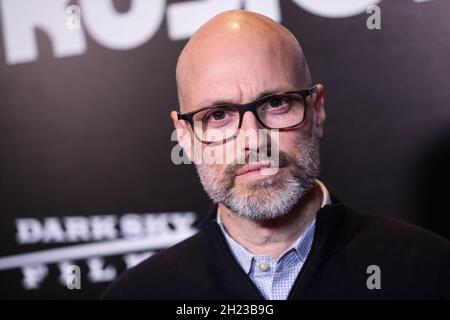 Westwood, Usa. Oktober 2021. WESTWOOD, LOS ANGELES, KALIFORNIEN, USA - 19. OKTOBER: Chris Alexander kommt bei der Los Angeles Premiere von Dark Sky Films und Queensbury Picles' 'Broadcast Signal Intrusion' an, die am 19. Oktober 2021 im IPIC Westwood Theatre in Westwood, Los Angeles, Kalifornien, USA, stattfand. (Foto von Xavier Collin/Image Press Agency) Quelle: Image Press Agency/Alamy Live News Stockfoto