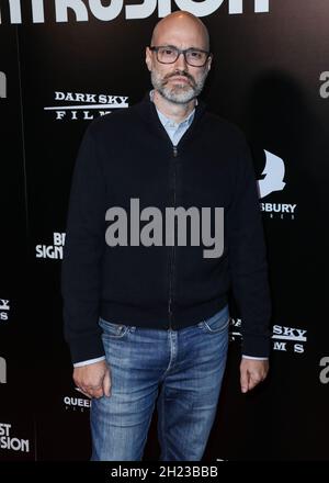 Westwood, Usa. Oktober 2021. WESTWOOD, LOS ANGELES, KALIFORNIEN, USA - 19. OKTOBER: Chris Alexander kommt bei der Los Angeles Premiere von Dark Sky Films und Queensbury Picles' 'Broadcast Signal Intrusion' an, die am 19. Oktober 2021 im IPIC Westwood Theatre in Westwood, Los Angeles, Kalifornien, USA, stattfand. (Foto von Xavier Collin/Image Press Agency) Quelle: Image Press Agency/Alamy Live News Stockfoto