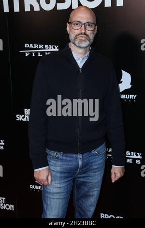 Westwood, Usa. Oktober 2021. WESTWOOD, LOS ANGELES, KALIFORNIEN, USA - 19. OKTOBER: Chris Alexander kommt bei der Los Angeles Premiere von Dark Sky Films und Queensbury Picles' 'Broadcast Signal Intrusion' an, die am 19. Oktober 2021 im IPIC Westwood Theatre in Westwood, Los Angeles, Kalifornien, USA, stattfand. (Foto von Xavier Collin/Image Press Agency) Quelle: Image Press Agency/Alamy Live News Stockfoto