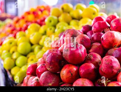 Frische reife Granatäpfel in Box zum Verkauf Stockfoto