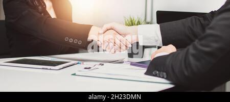 Erfolg und Erfolg von verhandeln Deal, Geschäftsleute schütteln die Hände und kooperieren, um Investitionen in Unternehmen Stockfoto