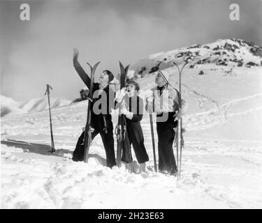 ROBERT JUNGE CLAUDETTE COLBERT und MELVYN DOUGLAS in I MET HIM IN PARIS 1937 Regisseur WESLEY RUGGLES Kostümbild Travis Banton Paramount Picturms Stockfoto