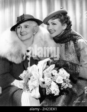 CLAUDETTE COLBERT und ihr Mutterportrait zu der Zeit, als sie filmte, traf ich IHN IN PARIS 1937 Regisseur WESLEY RUGGLES Kostümbild Travis Banton Paramount Picters Stockfoto