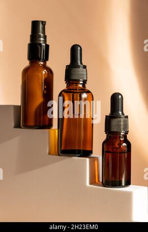 Beauty-Behandlung Hautpflege und kosmetische Lotion, Creme, Serum oder Öl Mockup Flasche Verpackung Produkt auf beigem Hintergrund. Moderne Produktpräsentation wi Stockfoto