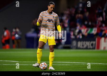 Virgil van Dijk aus Liverpool erwärmt sich während des UEFA Champions League-Fußballspiels der Gruppe B zwischen Atletico Madrid und Liverpool am 19. Oktober 2021 im Wanda Metropolitano-Stadion in Madrid, Spanien - Foto: Pablo Morano/DPPI/LiveMedia Stockfoto