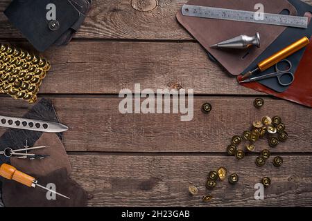 Ledertasche. Arbeit Handwerker in einer Werkstatt. Draufsicht Stockfoto