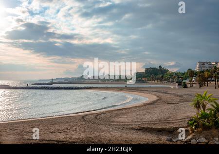 Playa de La Αndalucia (auch bekannt als El Duqueon) an einem sonnigen Nachmittag im Winter, so dass der Strand leer ist. Westlich von Puerto Banus in Marbella, Spanien. Stockfoto