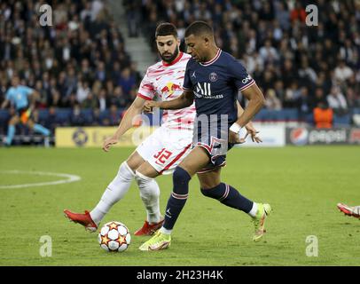 Paris, Frankreich, 19. Oktober 2021, Kylian Mbappe von PSG, Josko Gvardiol von RB Leipzig (links) während der UEFA Champions League Group Ein Fußballspiel zwischen Paris Saint-Germain (PSG) und RB Leipzig am 19. Oktober 2021 im Stadion Parc des Princes in Paris, Frankreich - Foto: Jean Catuffe/DPPI/LiveMedia Stockfoto