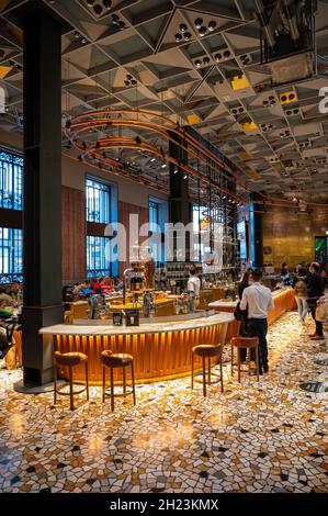 Innenansicht des Starbucks Reserve Roastery Stores in Mailand, im historischen Postgebäude auf der Piazza Cordusio. Stockfoto