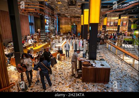 Innenansicht des Starbucks Reserve Roastery Stores in Mailand, im historischen Postgebäude auf der Piazza Cordusio. Stockfoto