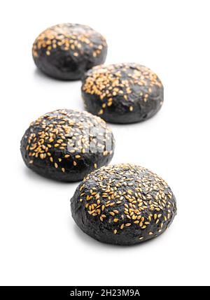 Schwarzes Brötchen. Dunkles Gebäck mit Sesam isoliert auf weißem Hintergrund. Stockfoto