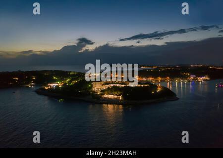 Eine Luftaufnahme der Halbinsel Verudela und des Hotels Park Plaza in der Abenddämmerung in Pula, Istrien, Kroatien Stockfoto
