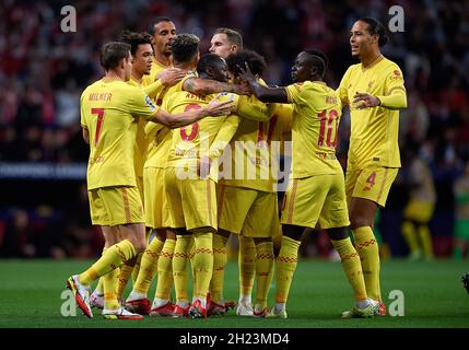 Madrid, Spanien. Oktober 2021. Die Spieler von Liverpool feiern ein Tor während des UEFA Champions League-Spiel der Gruppe B zwischen Atletico de Madrid und Liverpool am 19. Oktober 2021 in Madrid, Spanien. Quelle: Pablo Morano/Xinhua/Alamy Live News Stockfoto