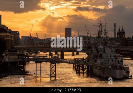 Sonnenuntergang auf der Themse, aufgenommen von der Tower Bridge, London, England Stockfoto