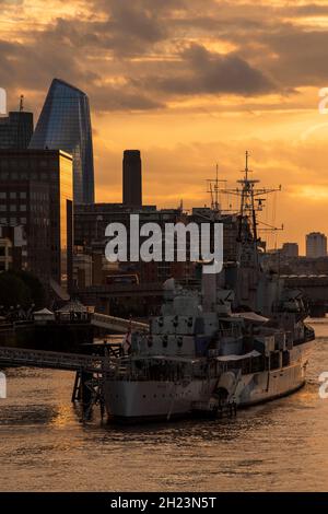 Sonnenuntergang auf der Themse, aufgenommen von der Tower Bridge, London, England Stockfoto