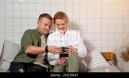 Junge Familie schaut auf Ultraschallbild und streichelt Bauch Stockfoto