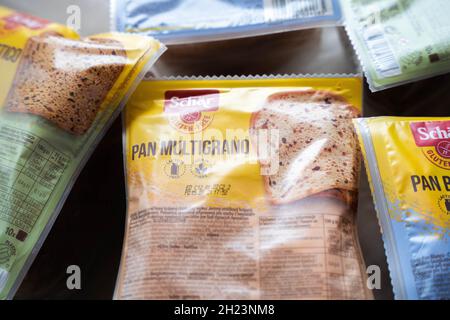 Pakete mit glutenfreiem Brot, Schar-Produkten Stockfoto