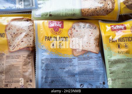 Pakete mit glutenfreiem Brot, Schar-Produkten Stockfoto