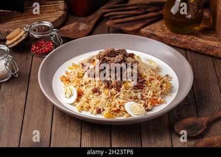 Usbekische Nationalgericht Pilaf mit Reis und Fleisch Stockfoto