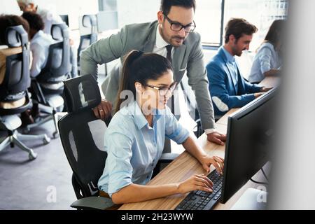 Startup Business People Gruppe von Programmierer, die als Team zu arbeiten Finden Sie eine Lösung für das Problem Stockfoto
