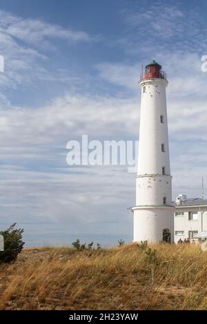Ein windiger Tag auf einer einsamen Insel an der nordfinnischen Küste. Der alte Leuchtturm steht bei jedem Wetter hoch. Stockfoto