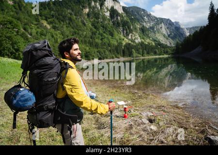 Wanderer mit Rucksäcken erreicht den Gipfel des Berggipfels. Erfolg, Freiheit und Glück Konzept Stockfoto