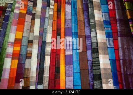 Marokkanische Stoffe auf dem Markt in der Casbah der Altstadt von Marrakesch, Marokko Stockfoto