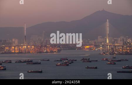 Kwai Chung und Kwai Tsing Container Terminals, mit Stone Cutters Bridge oben, Victoria Harbour, Hongkong, China. Stockfoto