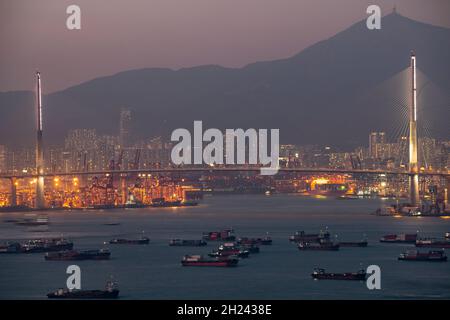 Kwai Chung und Kwai Tsing Container Terminals, mit Stone Cutters Bridge oben, Victoria Harbour, Hongkong, China. Stockfoto