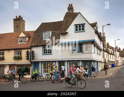 Großbritannien, England, Cambridgeshire, Cambridge, alte Fachwerkhäuser mit Jettied an der Ecke der Magdalene und Northampton Street Stockfoto