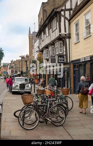 Großbritannien, England, Cambridgeshire, Cambridge, Bridge Street, Fahrräder im Mitre Inn, jettied Fachwerk gerahmte Pub Stockfoto