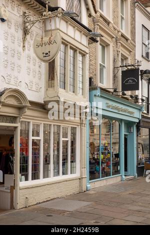 Großbritannien, England, Cambridgeshire, Cambridge, St Mary’s Passage, Geschäfte in historischen Gebäuden im Stadtzentrum mit pargeting Dekoration auf der Vorderseite Stockfoto