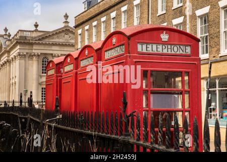 Großbritannien, England, Cambridgeshire, Cambridge, St Mary’s Street, Reihe von vier K6-Telefonzellen Stockfoto