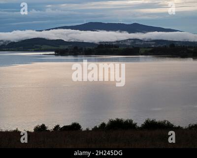 Nebel über dem seenach dem Sturm, See Lipno in den Bergen Sumava, Tschechische Republik Stockfoto