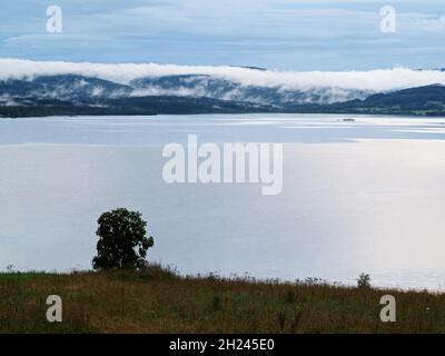 Nebel über dem seenach dem Sturm, See Lipno in den Bergen Sumava, Tschechische Republik Stockfoto