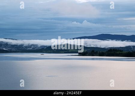 Nebel über dem seenach dem Sturm, See Lipno in den Bergen Sumava, Tschechische Republik Stockfoto