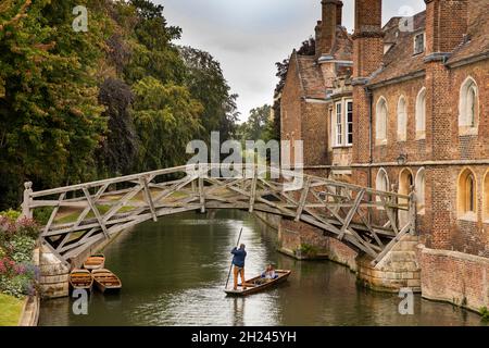 Großbritannien, England, Cambridgeshire, Cambridge, Mathematische Brücke über den Fluss Cam am Queen’s College Stockfoto